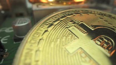 Asya anakartında altın değerinde bitcoin var. En popüler ve yüksek fiyatlı dijital paranın makro detaylı çekimi. Madencilik ve ticaret konsepti. BTC 'de. Bozuk para.