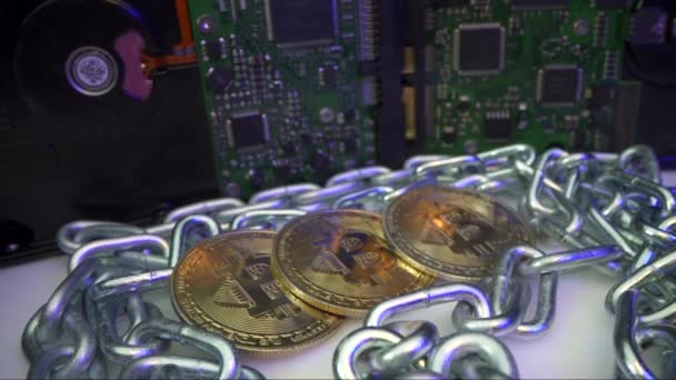 Monnaie crypto mondiale Bitcoin sur la chaîne d'argent. Technologie blockchain numérique moderne Bitcoin extraction et conversion. Concept commercial et minier. Trois pièces fortes populaires à la surface — Video