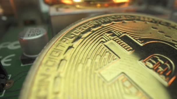 Bitcoin in goud licht op het Asic moederbord. Macro detail shot van de meest populaire en hoge prijs digitale munt. Mijnbouw en handel concept. BTC. Een beetje munt.. — Stockvideo