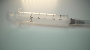 Tıbbi şırınga parçaları beyaz arka planda izole edilmiş. İğne, şırıngalı şırınga namlusu, dozaj ölçeği. Makro çekim. Coronavirus konsepti. İlaç ve sağlık