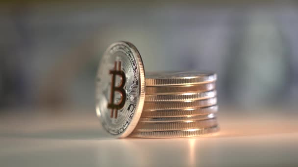 Bitcoin. Crypto mata uang Gold Bitcoin, BTC, Bit Coin. Foto Makro koin Bitcoin diisolasi dengan latar belakang hitam Teknologi Blockchain, konsep pertambangan bitcoin. Tagihan USD di latar belakang kabur — Stok Video