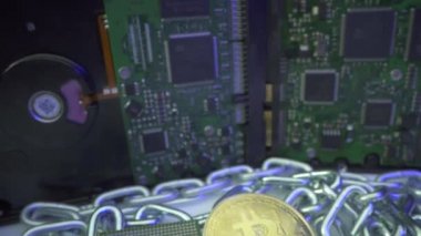 Bitcoin 'in fiyatı Altın Bitcoin' de yükselir ve işlemci gümüş zincir ile birlikte engelleme teknolojisi olarak yatar. Arka planda sabit disk var. Madencilik kavramı.