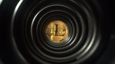 Yansıtıcı siyah cam yüzey, kripto döviz yatırımı altyazı 4k üzerinde karanlık tünelde bulunan geniş açılı altın Litecoin sikkeleri. Sonunda altın kripto para. Dijital teknolojiyi engelliyor. Sönüyor