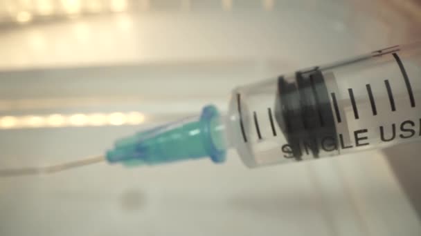 Seringue médicale. Le médecin saisit le vaccin dans une seringue en gros plan. Concept Covid-19. Soins de santé et concept médical. Macro shot. — Video