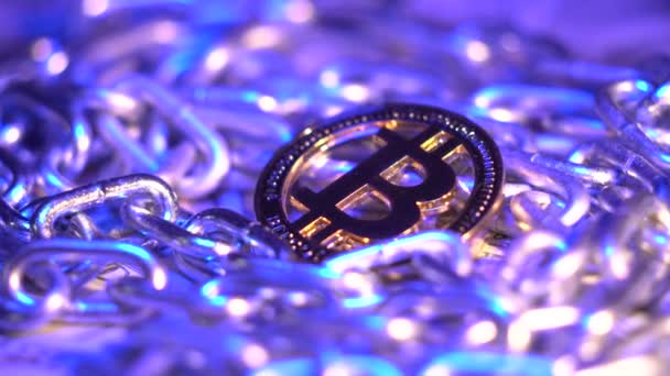 Mest populära cryptocurrency Bitcoin rotera i ytan med silver metall kedja som blockchain teknik koncept. Handel och gruvdrift. Framtidens digitala cyrrency. Finanskrisen. Affärsidé — Stockvideo