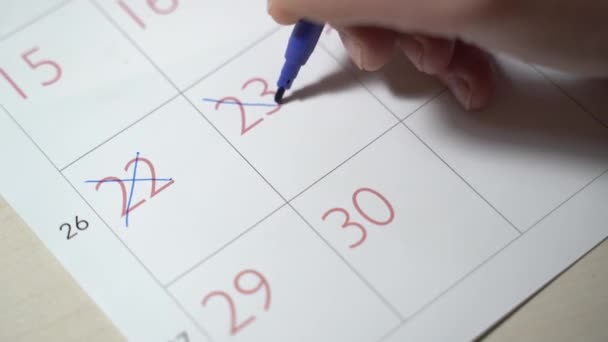 Garota branca marcar datas no calendário 2021. Dias antes do aniversário. Ela círculo data importante no calendário woth marcador azul. Conceito de feriados e datas de férias. — Vídeo de Stock