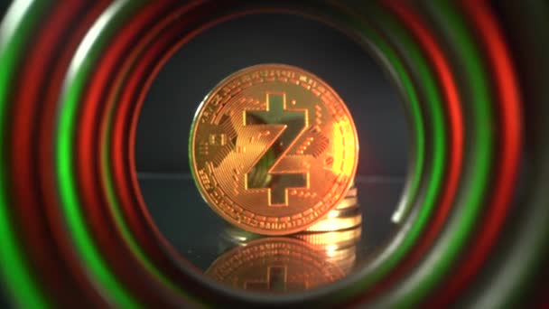 Altın sikke Zcash ZEC güzel yeşil ve kırmızı ışıklarla tünelin ortasında. Kamera polular dijital şifreleme madeni parasının odak noktasını geri al. Engelleme teknolojisi. Zaman azalıyor. Bozuk para duruyor. — Stok video