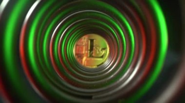 Uzun tüneldeki kriptomarket. Kamera altın sikke Litecoin 'e ilerlesin. Kırmızı ve yeşil ışık tüneli. Modern dijital teknolojiyi engelleyin. Altcoin yatırım konsepti makro çekim