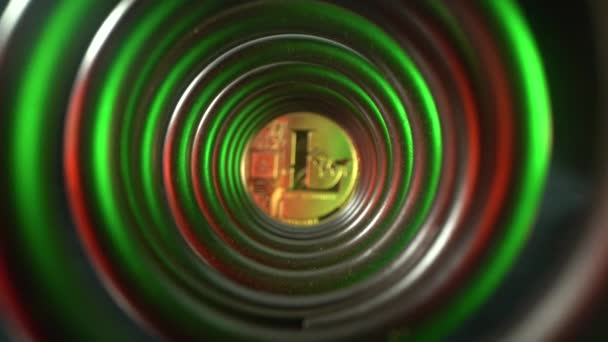 Cryptomarkt in de lange tunnel. Camera voorwaarts naar gouden munt litecoin. Tunnel in rood en groen licht. Blockchain moderne digitale technologie. Altcoin investeringsconcept macro shot — Stockvideo