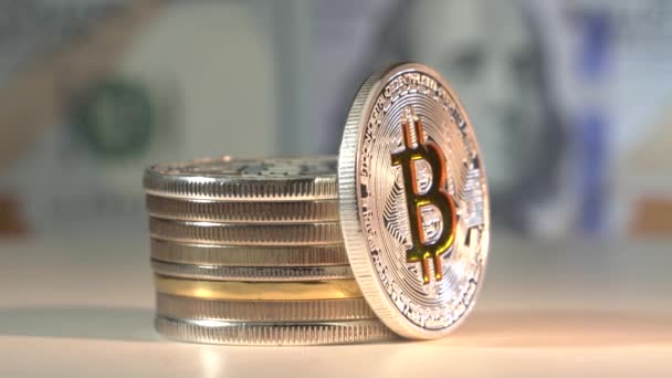 Bitcoin, Kryptowährung ist modern von Exchange Digital Payment Money, Gold Bitcoins elektronische Schaltung mit Symbol auf FRANKLIN US-Dollar. Kryptowährung kann als Tauschbörse auf Internet-Märkten genutzt werden — Stockvideo