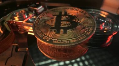 Diskteki Bitcoin madencilik konsepti. Makro atış. Şifreli para birimi Altın Bitcoin BTC Bit Parası. Siyah arka planda Bitcoin paralarını yakın plan. Popüler madeni paraya altın ışık. Bitcoin büyümesi