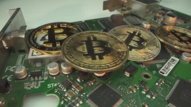 Anakart üzerinde Bitcoin. Engelleme teknolojisi. Altın kripto para. Beyaz yüzeyde üç popüler dijital kripto para. Madencilik ve ticaret. Finans büyüt