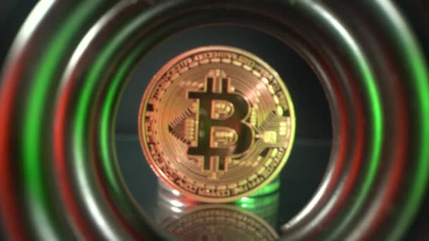 Bitcoin dalam krisis tunel. Konsep pasar. Blockchain. Bitcoin emas dan merah dengan lampu hijau di terowongan. Koin kripto populer bergerak menjauh. Bisnis dan keuangan. Uang masa depan — Stok Video