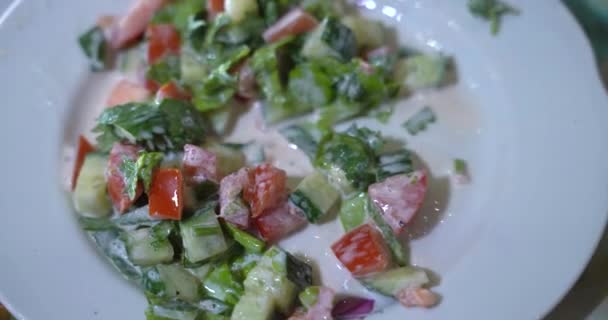 Bouddha végétarien bol. Aliments biologiques et propres. Une alimentation saine et équilibrée. Salade sur l'assiette blanche. Concombres et tomates. Tir du haut. 4K. — Video