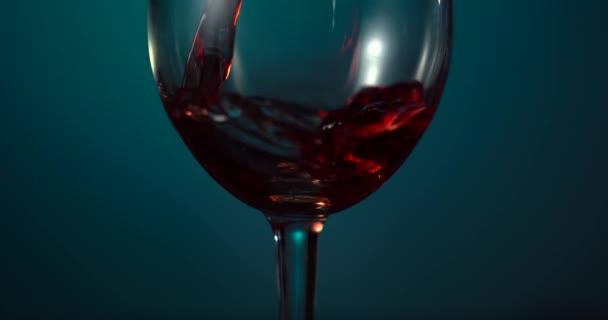 A vörösbor üvegről üvegre ömlik. Vörösbor pince palackkal és poharakkal szőlő vintage kilátás borászat. Vörös bort öntök a serlegbe. Sommelier bort kóstol a régi pincében. Kék — Stock videók
