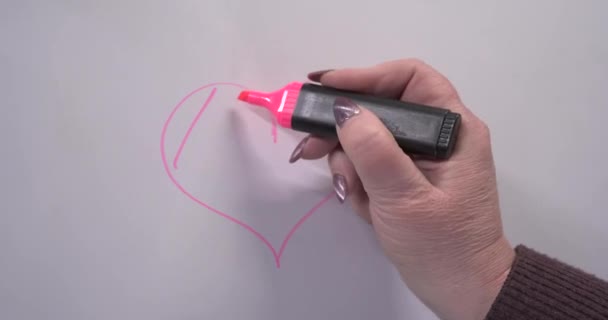 A kéz szívet rajzol a táblára. Szerelem. A nők kedvesek. Február 14. Szép napot! — Stock videók