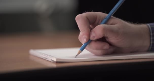 Рука Мен пише олівцем на аркуші паперу. малюнок. важливий бізнес. бізнес. проектування. Художники руками малюють дерев'яний олівець пише лінію на папері. 4k відео — стокове відео