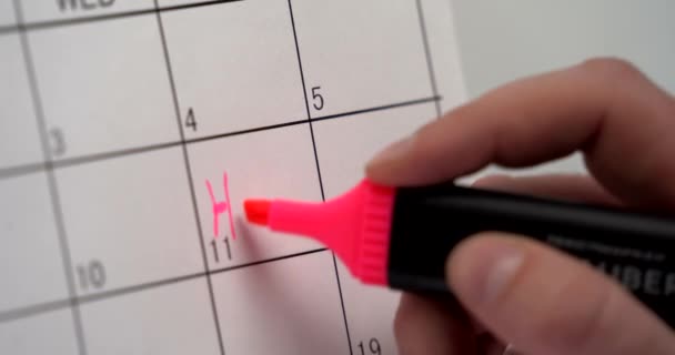 Hand markeert de feestdagen in de kalender. In het weekend. kalendervermelding. 4k video — Stockvideo