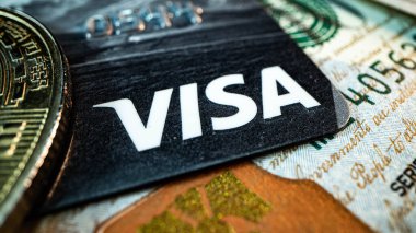 Visa, Mastercard, Cryptocurrency, makrodaki altın bitcoin ve yüzeydeki kredi kartı vizesi. Ekonominin dijital teknolojisi