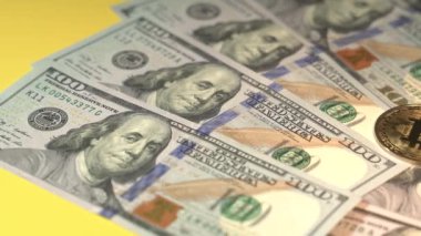 Bitcoin BTC dolar banknotları üzerine kuruludur. Zaman para konseptidir. Para ya da nakit gelir. Kripto para ya da ticaret konsepti. Perakende yatırımcıların artan talebiyle rekor seviyedeki artış