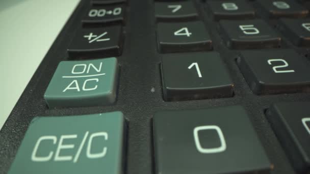 Calculadora teclado vista de cerca. Botones de calculadora negros, enfoque selectivo. Una vieja calculadora de ingeniería contable muy utilizada con suciedad entre botones. Dolly disparando. — Vídeos de Stock