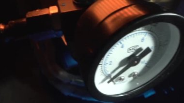 Basınç valfi devrede. Ölçme aletleri. Zhongxiao Yükseltilmiş Otobanı 'nın yıkım çalışmaları yakınlardan geçiyor. Makro Vuruş