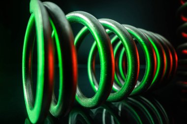 Soyut bahar renkleri. Tasarım için ilgi çekici bir arka plan. Yedek parça. Beyaz arka planda büyük metal yay. Beyaz arka planda yastık yayı, yedek yedek parça. Otomotiv süspansiyonu