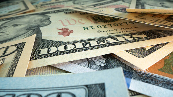 долларов. Американские деньги. безопасность. Экономика. могущественной сверхдержавой. Стопка стодолларовых купюр крупным планом.