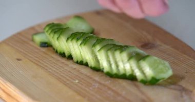 Kadın salata için taze salatalık tuzluyor. Tadı için tuz. Taze salata. Salatalıklı kavanoz, salatalık turşusu. Yüksek kalite 4K görüntü. tuz