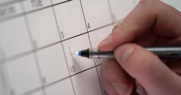 A escrever no calendário. Lembrete de data do exame. Dia importante — Vídeo de Stock