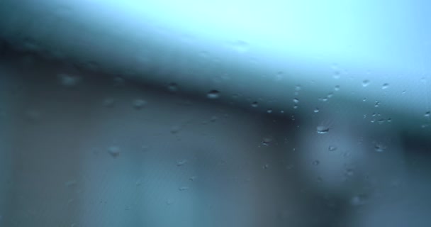 Pluie tombant sur le pare-brise de la voiture. Conduire une voiture sur la rue embouteillage à forte tempête de pluie, à l'intérieur d'une voiture de conduite, fond de feu de circulation brouillé. — Video