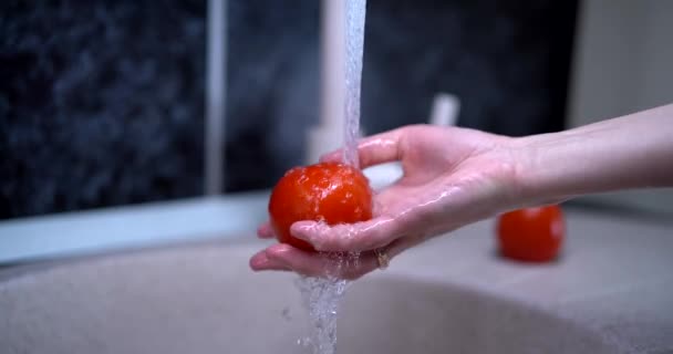 Le mani delle donne che lavano pomodorini sotto l'acqua del rubinetto, 4k — Video Stock