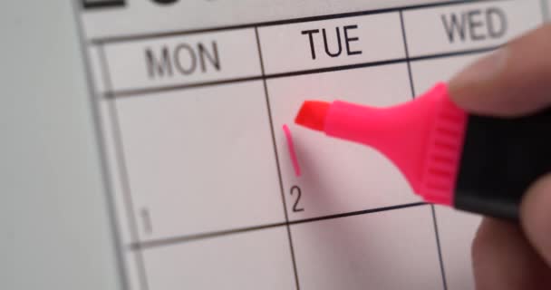 Рука отмечает крайний срок в календаре. выходные. запись календаря. работа. 4k видео — стоковое видео