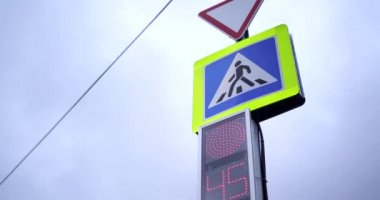 Trafik ışıkları kırmızıya döner ve yeşile döner. Geri sayım saniyeleri. Şehir hayatı. Trafik ışıklarının kapanması, rengi kırmızıdan yeşile çevirmek için saniyeleri sayar. Yaya geçidi tabelası. Yol verin. Yol önceliği hareketi