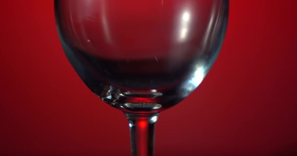 A vörösbor üvegről üvegre ömlik. Vörösbor pince palackkal és poharakkal szőlő vintage kilátás borászat. Vörösbort öntök az üvegbe. Sommelier bort kóstol a régi pincében. Kék — Stock videók