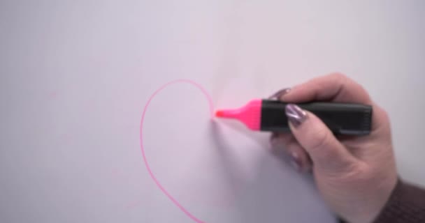 A mão feminina desenha coração vermelho e flecha, símbolos de amor, dia de Valentim. Direção. Eu amo-te. Giz manuscrito em um quadro preto. — Vídeo de Stock