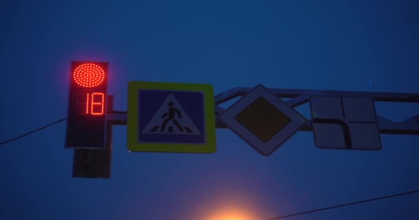 Verkeerssignaal 's nachts... Stop en ga. Rode en groene lichten op een signaal. 4K video. Verkeerslichten en verkeersborden. Grote stad — Stockvideo