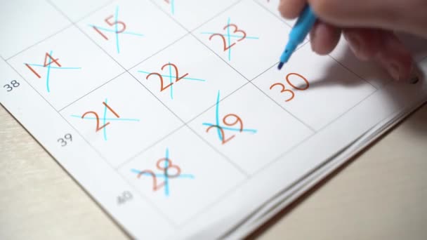 Kalender Mark Off Days Go By Time - dag van de maandkaart - start en eindig een reis in etappes totdat het doel is bereikt. Meisjes merken datums met stift. Cirkel laatste dag van de berg — Stockvideo