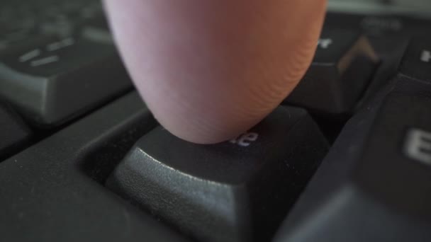 Deleting files on a computer hitting delete, enter and arrow keys. Macro shot of finger pushing buttun. Black keyboard. Delete bad memorys, problems — Stock Video