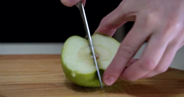 Female hand cut apple slice on wooden chopping board, view of cutting apple slices on chopping board, female cutting fresh apple slice from knife — Stock Video