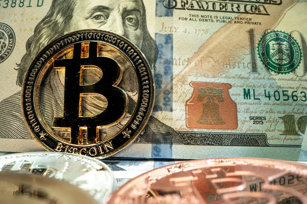 Makroaufnahme der Cyrpto-Währung Bitcoin unter bunten Lichtern. Einige Münzen aus dem Fokus auf den Hintergrund. Blockchain-Technologie. Neue Ära des digitalen Bankings, des Finanzwesens und des E-Commerce. lizenzfreie Stockbilder