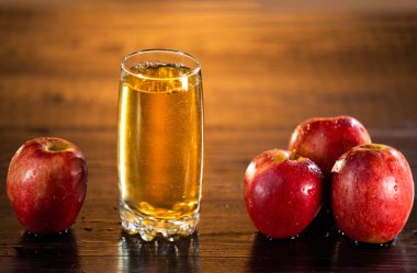 Tahta masada taze meyve suyu, kırmızı elmalar. Sağlıklı bir yaşam tarzı. Sağlıklı yemek. vitaminler