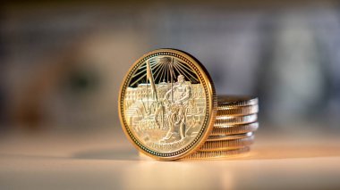 Rus İmparatorluğu 'nun parası masanın üstünde. Amerikan dolarlarının arkasında