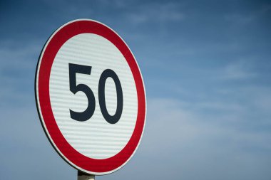 Yol işaretleri saatte 50 km hız limitini gösteriyor. Ham görüntüleri kapat