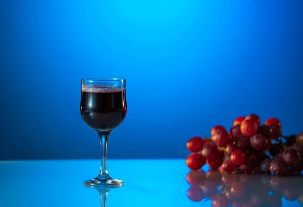 Verre de vin sur un beau fond bleu. humeur de vacances — Photo