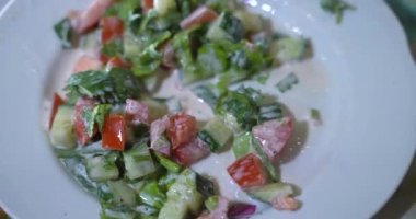 Kız yakın planda salata yiyor. El Kadın Şefi Yeşil Salata, Millet, Yengeç Çubuğunu Cam Kasede Karıştırıyor. Kahvaltı taze salatası ve temiz sebze çiğ yiyebilir. Salata yapraklarında besleyici ve enzimler