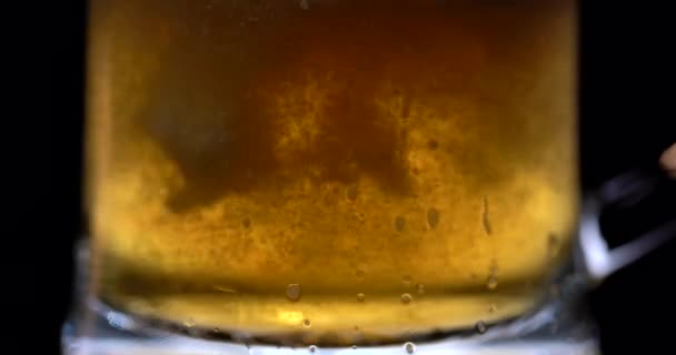 Beer pouring and splashing in super slow motion. Macro shot — Stock Video