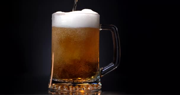 Espuma gotea por el vaso de cerveza — Vídeo de stock