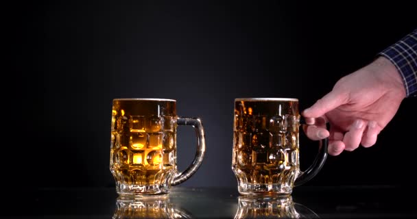 Mužská ruka si vezme sklenici lehkého piva. 4k výstřel — Stock video