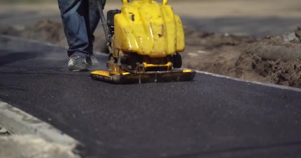 Asfalt road roller z ciężkimi wibracjami rolki zagęszczarki naciśnij nowy gorący asfalt na jezdni na placu budowy dróg. Ciężki wałek wibracyjny na asfaltowej nawierzchni działa. Naprawa. — Wideo stockowe